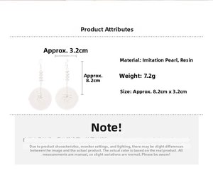 Détail de boucles d'oreilles en résine avec perles et motif géométrique de 3,2 cm