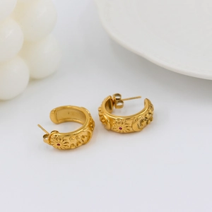 Boucles d'oreilles créoles C en acier doré avec motifs célestes soleil et étoiles