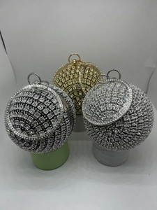 Tres bolsos de fiesta esféricos con diamantes de imitación en oro y plata con asa de metal