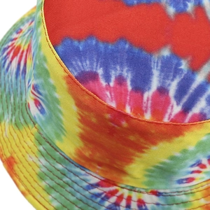 Nahaufnahme des regenbogenfarbenen Batik-Anglerhuts mit verstärkten Nähten und Twill-Textur