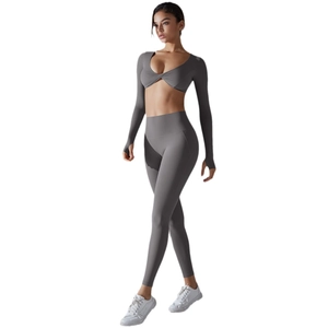 Eng anliegendes dunkelgraues Yoga-Set mit langärmligem V-Ausschnitt-Oberteil und Leggings