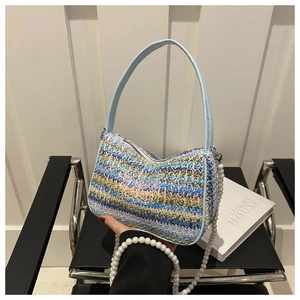 Détail du sac tissé coloré avec broderie papillon et bandoulière en perles