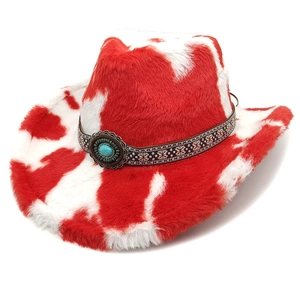 Détail d'un chapeau de cow-boy imprimé vache rouge et blanc avec boucle turquoise
