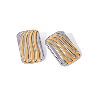 Boucles d'oreilles géométriques bicolores en or et argent avec surface en acier texturé