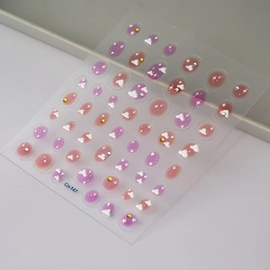 Détail de stickers à ongles dégradés rose et violet avec motifs nuages, étoiles et strass