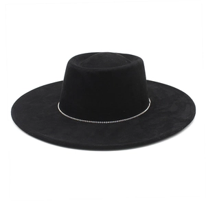 Chapeau noir à large bord avec chaîne en strass colorés pour femme au style élégant chic
