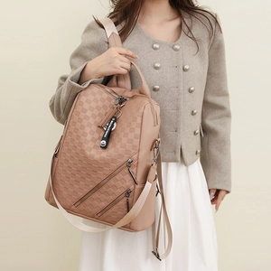 Zaino da donna rosa in pelle sintetica a scacchi con accessorio moda pendente