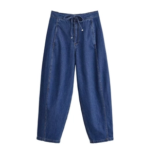 Dettagli dei jeans a palloncino in denim blu scuro a vita alta con coulisse e gamba affusolata