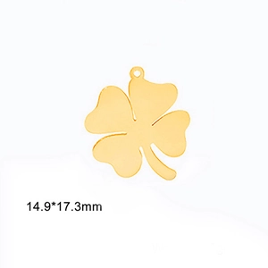 Detailansicht goldener Kleeblatt-Anhänger aus Edelstahl mit Maßen von 14,9x17,3 mm