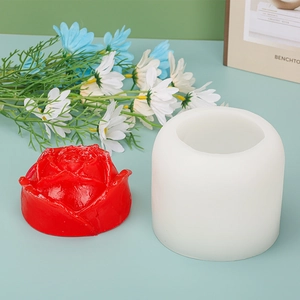 Detail einer Silikonform für Rosen und eine rote Kerze mit realistischen Blütenblättern