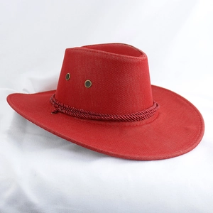 Détail d'un chapeau de cowboy rouge avec texture tissée, corde décorative et évents en métal
