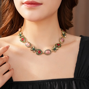 Gros plan d'un collier vintage avec cœurs et pendentifs camées sur le mannequin