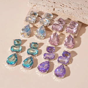 Set di orecchini a nappa in cristallo con forme a goccia e quadrate e perni in argento