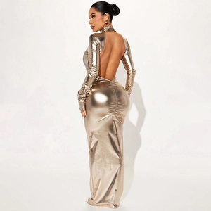 Détail de la robe maxi dorée métallisée avec dos nu montrant la texture brillante