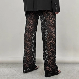 Pantaloni larghi da donna in pizzo nero trasparente con silhouette posteriore e ricamo