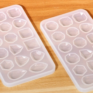 Dettaglio di stampi in silicone traslucido con 18 diverse forme di pietre preziose
