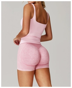 Gros plan détaillé du short de sport rose sans couture avec effet froncé et tissu marbré