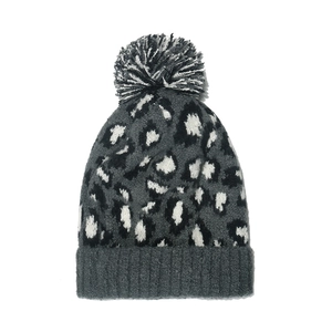 Détails du bonnet en maille à imprimé léopard avec texture douce et grand pompon