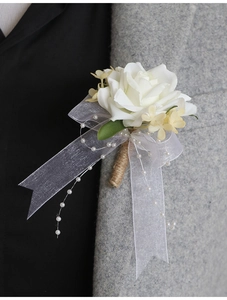 Détail de la boutonnière rose blanche artificielle avec ficelle et perles