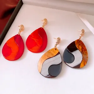 Boucles d'oreilles goutte irrégulières en acrylique marbré et crochets dorés chic