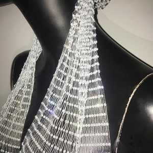 Gros plan sur la coiffe en résille perlée blanche avec strass brillants sur mannequin