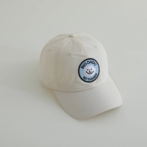 Nahaufnahme der cremefarbenen Basecap mit Big Data No Thanks Smiley-Stickerei-Patch