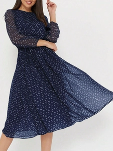 Robe longue élégante en mousseline à pois bleu foncé avec manches longues pour l'été