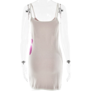 Gros plan d'une robe en tricot blanche avec motif floral rose sur un mannequin