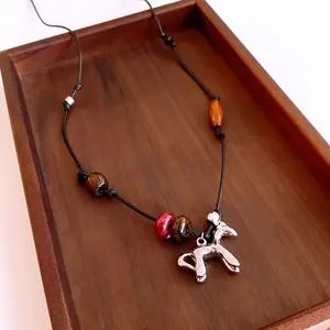 Collier en perles de bois œil de tigre avec pendentif cheval argenté et cordon