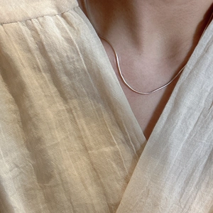 Elegante collana a catena serpente in argento sterling S925 indossata da modella