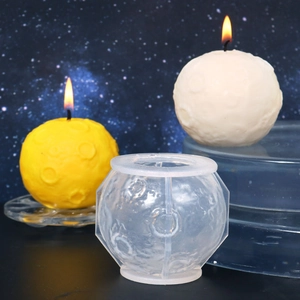 Stampo in silicone luna dettagliato con trama a crateri ed esempi di candele