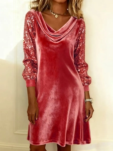 Détails de la texture en velours et des manches pailletées sur cette robe rose