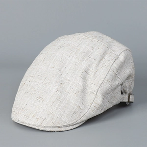 Détail du béret rétro beige clair avec texture en coton lin et boucle de réglage en métal