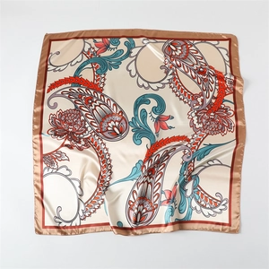 Foulard quadrato in raso beige con motivi paisley colorati e bordo marrone liscio