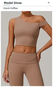 Détail du haut court de sport corail marron à une épaule et du legging de yoga taille haute