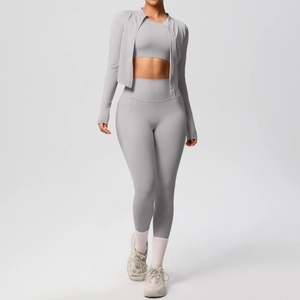 Detailsicht des hellgrauen 3-teiligen Yoga-Sets mit Zipper-Jacke, Sport-BH und High-Waist-Leggings