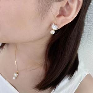 Cute golden cat-shaped shell pendant necklace and pearl earrings jewelry set for women