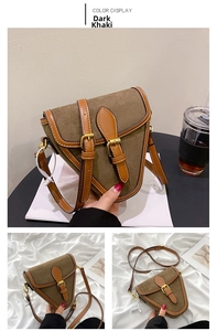 Detalle del bolso de silla caqui oscuro con acabado de ante y hebilla metálica dorada