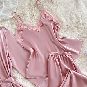 Ensemble de nuit 3 pièces en satin rose avec caraco en dentelle, short et robe de chambre
