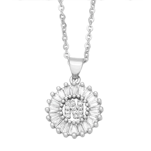 Gros plan du collier en argent avec pendentif lettre N serti de zircons radiants