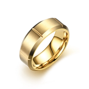 Nahaufnahme eines goldenen Titanstahlrings mit einzigartigem vertikalem Schlitzdesign