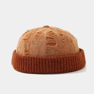 Détail du bonnet docker vintage avec toile gingembre et bord en maille rouge