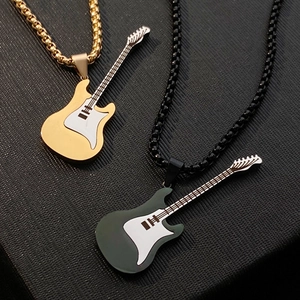 Collana con ciondolo a chitarra in acciaio al titanio oro e nero con catena box