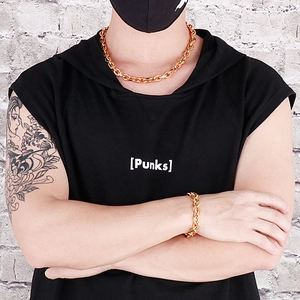 Nahaufnahme von goldener schwerer Kette und Armband Set an Streetwear-Stil Model