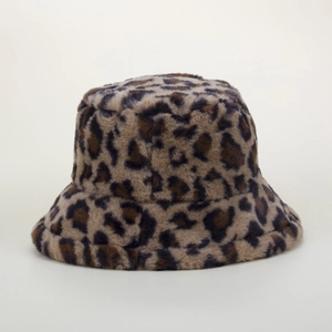 Bob en peluche à motif léopard marron et beige avec une texture douce en fausse fourrure