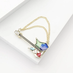Broche guitare dorée créative avec strass colorés et chaîne métallique pour vêtements