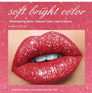 Vista macro del rossetto liquido rosso opaco glitterato a lunga durata e waterproof