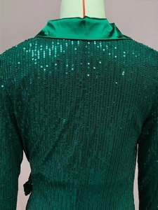 Macro di paillettes verde scuro su un abito blazer alla moda con dettagli in raso