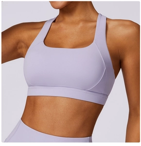 Dettaglio del reggiseno sportivo lavanda con scollo a U e ampia fascia elastica
