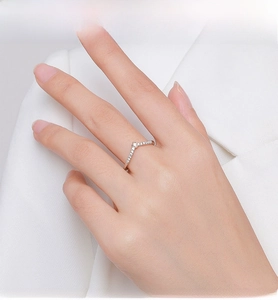 Elegant V-shaped S925 sterling silver ring with micro-pave white cubic zirconia stones
